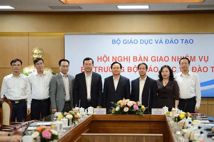 Ông Phùng Xuân Nhạ bàn giao nhiệm vụ cho tân Bộ trưởng Nguyễn Kim Sơn - Ảnh 2.