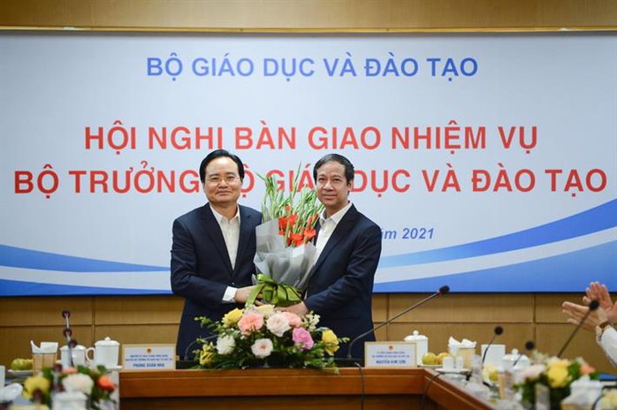 Ông Phùng Xuân Nhạ bàn giao nhiệm vụ cho tân Bộ trưởng Nguyễn Kim Sơn - Ảnh 1.