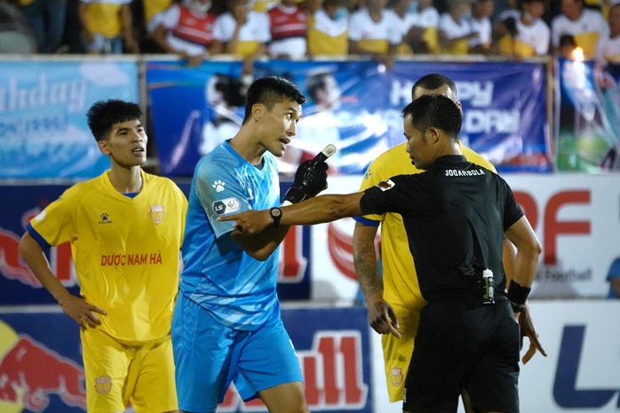 Trọng tài làm nóng V-League - Ảnh 1.