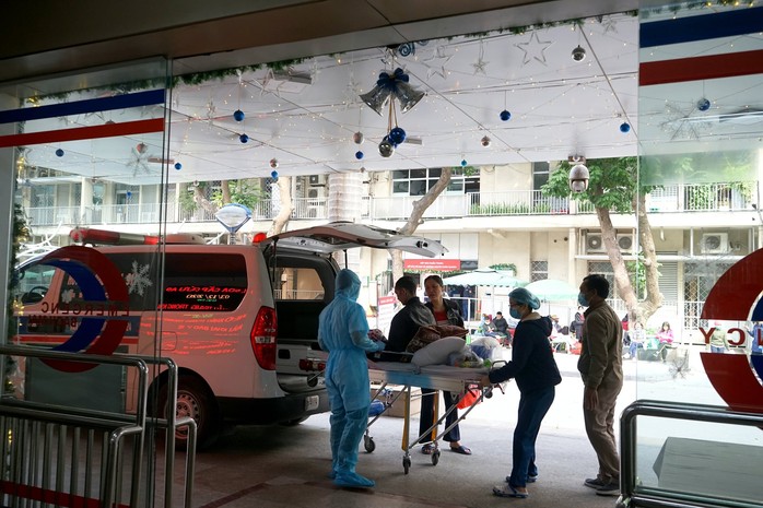 Hơn 200 nhân viên, bác sĩ Bệnh viện Bạch Mai xin nghỉ việc: Người trong cuộc lên tiếng - Ảnh 2.