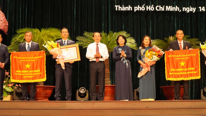 Bí thư Nguyễn Văn Nên: Không phải cứ lãnh đạo là được khen thưởng! - Ảnh 2. Bí thư Nguyễn Văn Nên: Không phải cứ lãnh đạo là được khen thưởng! - Ảnh 2.