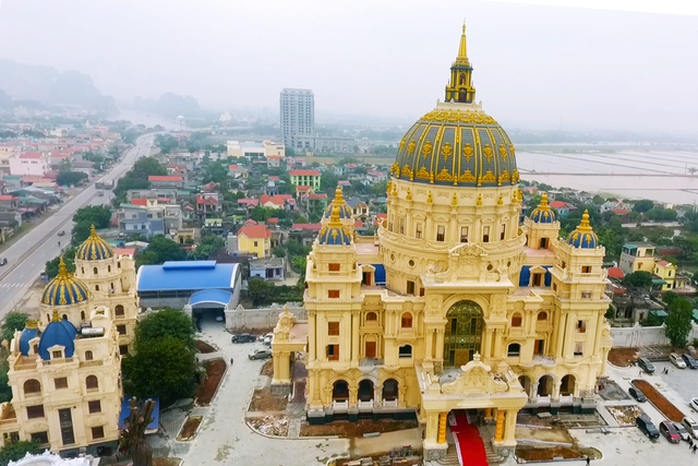 Lóa mắt những tòa lâu đài mạ vàng của đại gia tỉnh lẻ - Ảnh 7. Lóa mắt những tòa lâu đài mạ vàng của đại gia tỉnh lẻ - Ảnh 7.