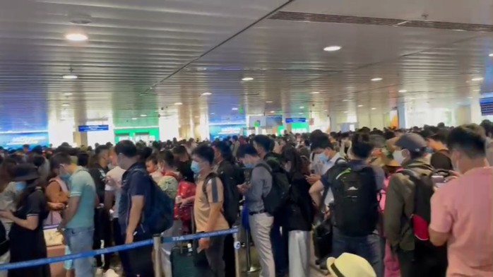 Tăng cường giải toả hành khách ở sân bay Tân Sơn Nhất - Ảnh 1.