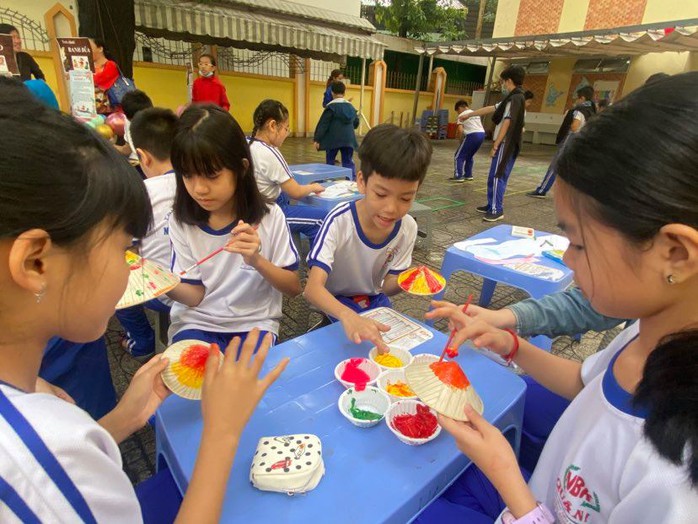 Trường Tiểu học Nguyễn Bỉnh Khiêm: Học sinh nhảy sạp, ném còn... ngay sân trường - Ảnh 3.