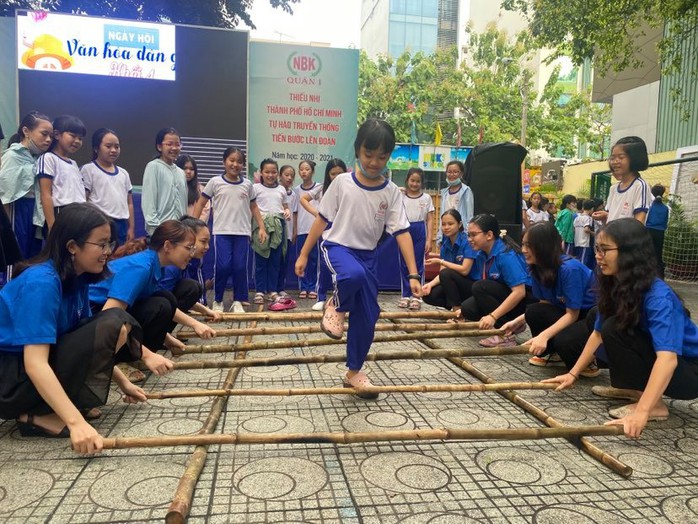 Trường Tiểu học Nguyễn Bỉnh Khiêm: Học sinh nhảy sạp, ném còn... ngay sân trường - Ảnh 7.