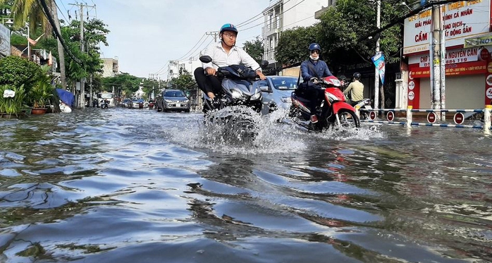 Nhiều nơi ở TP HCM ngập sau cơn mưa lớn rạng sáng - Ảnh 2.