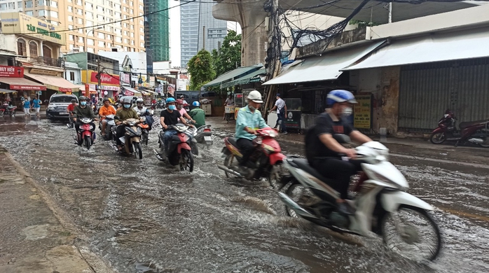 Nhiều nơi ở TP HCM ngập sau cơn mưa lớn rạng sáng - Ảnh 1.