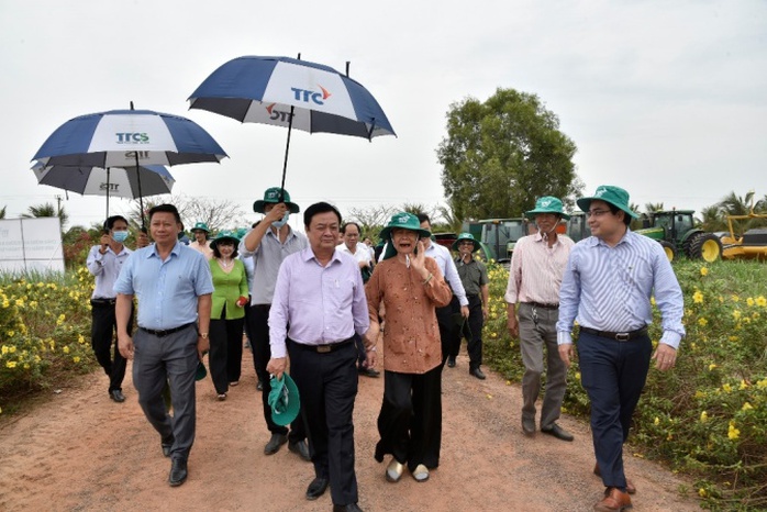 Tân Bộ trưởng Nông nghiệp và Phát triển Nông thôn Lê Minh Hoan đến thăm Nông trường Thành Long - Ảnh 1.