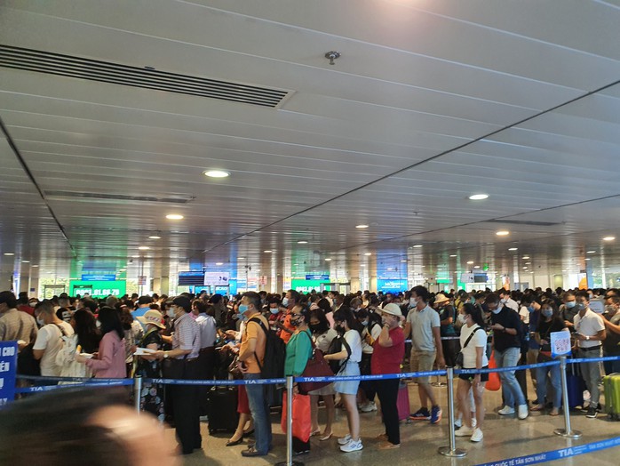 Hành khách tăng đột biến, sân bay Tân Sơn Nhất lại quá tải dịp cuối tuần - Ảnh 1.