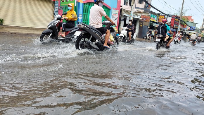 Mưa hôm trước nay vẫn còn ngập ở TP HCM - Ảnh 3.