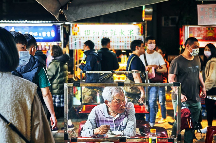 Chợ đêm Đài Loan tấp nập dù vắng bóng khách quốc tế - Ảnh 1. Chợ đêm Đài Loan tấp nập dù vắng bóng khách quốc tế - Ảnh 1.