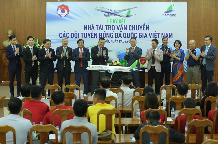 Các đội tuyển bóng đá Quốc gia Việt Nam có nhà tài trợ vận chuyển đường không - Ảnh 9.