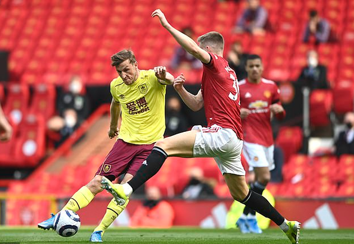 Vùi dập Burnley, Man United mơ soán ngôi Ngoại hạng của Man City - Ảnh 1.