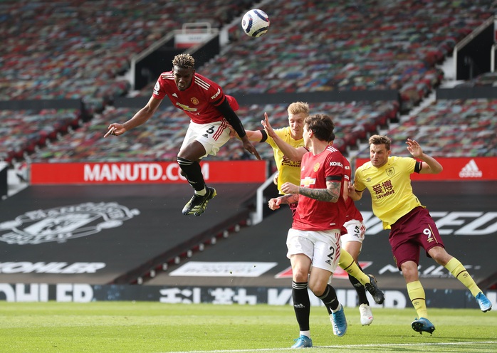 Vùi dập Burnley, Man United mơ soán ngôi Ngoại hạng của Man City - Ảnh 2.