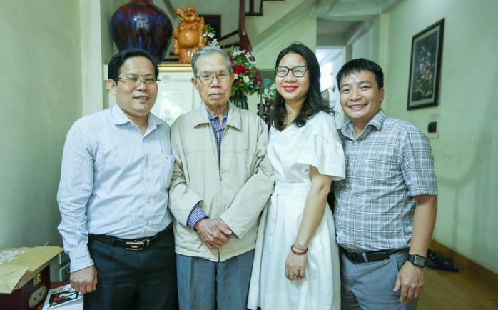 Mai Vàng nhân ái thăm nhà văn Ma Văn Kháng, Nguyễn Khắc Trường và thắp hương tưởng nhớ nhà văn Nguyễn Huy Thiệp - Ảnh 3.