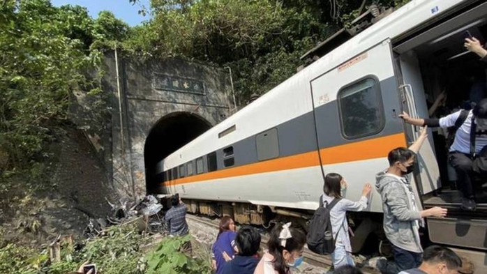 Đài Loan: Tàu trật đường ray trong đường hầm, hàng chục người thương vong - Ảnh 5.