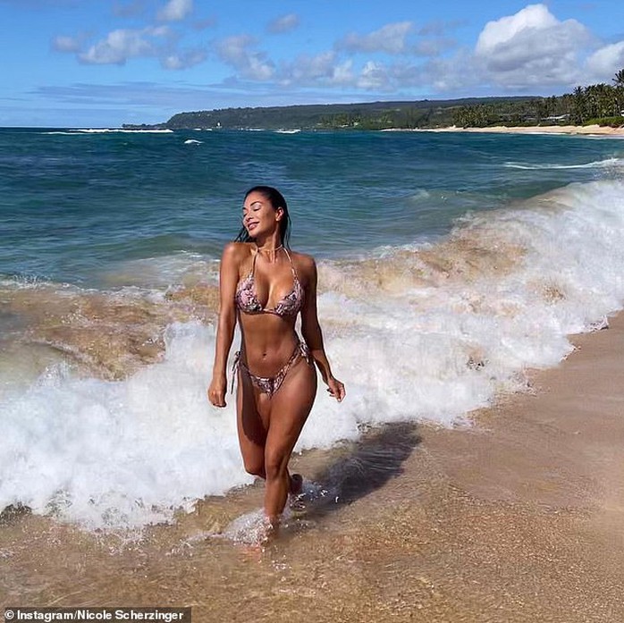 Ca sĩ Nicole Scherzinger quyến rũ với bikini bên bãi biển - Ảnh 2.