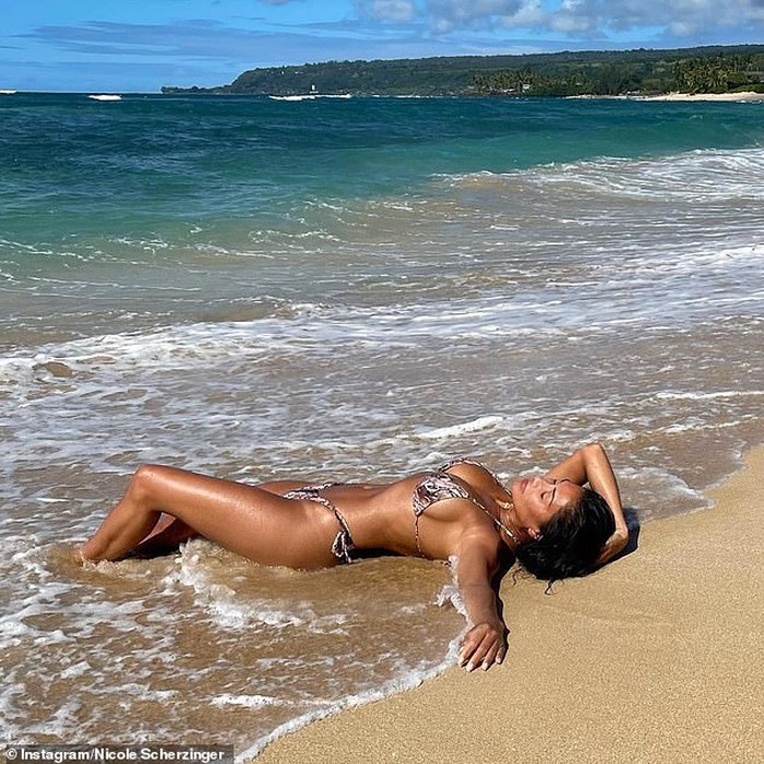 Ca sĩ Nicole Scherzinger quyến rũ với bikini bên bãi biển - Ảnh 3.