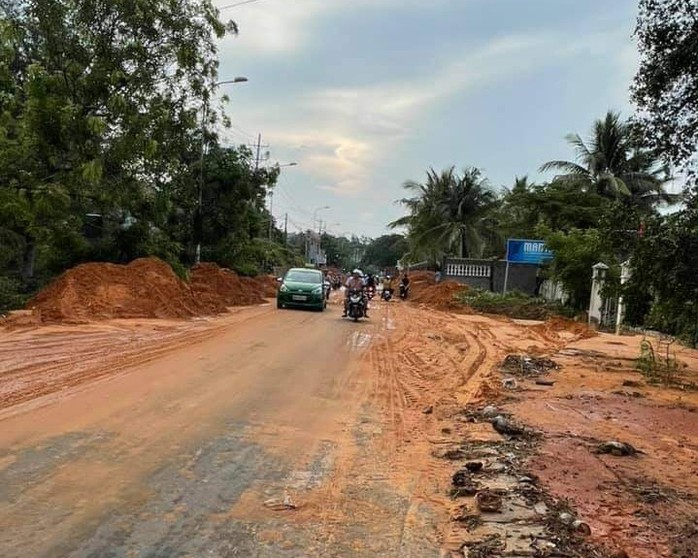 Lũ bùn đỏ tràn ngập tuyến đường du lịch Mũi Né - Ảnh 4.