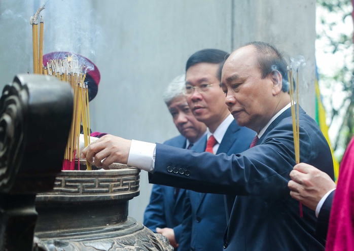 CLIP: Chủ tịch nước Nguyễn Xuân Phúc dâng hương tưởng niệm các vua Hùng - Ảnh 15.