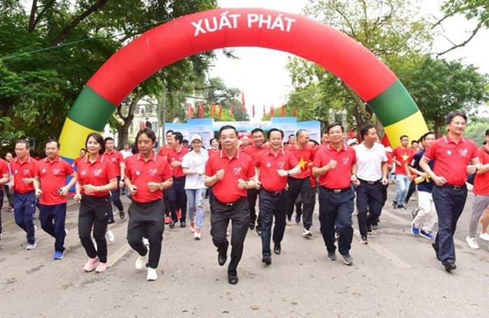 Chủ tịch Hà Nội chạy bộ quanh hồ Gươm hưởng ứng Ngày chạy Olympic vì sức khỏe toàn dân - Ảnh 2.
