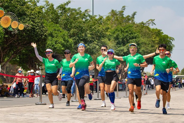 Hoành tráng giải chạy BaDen Mountain Marathon 2021 ở núi Bà Đen - Ảnh 1.