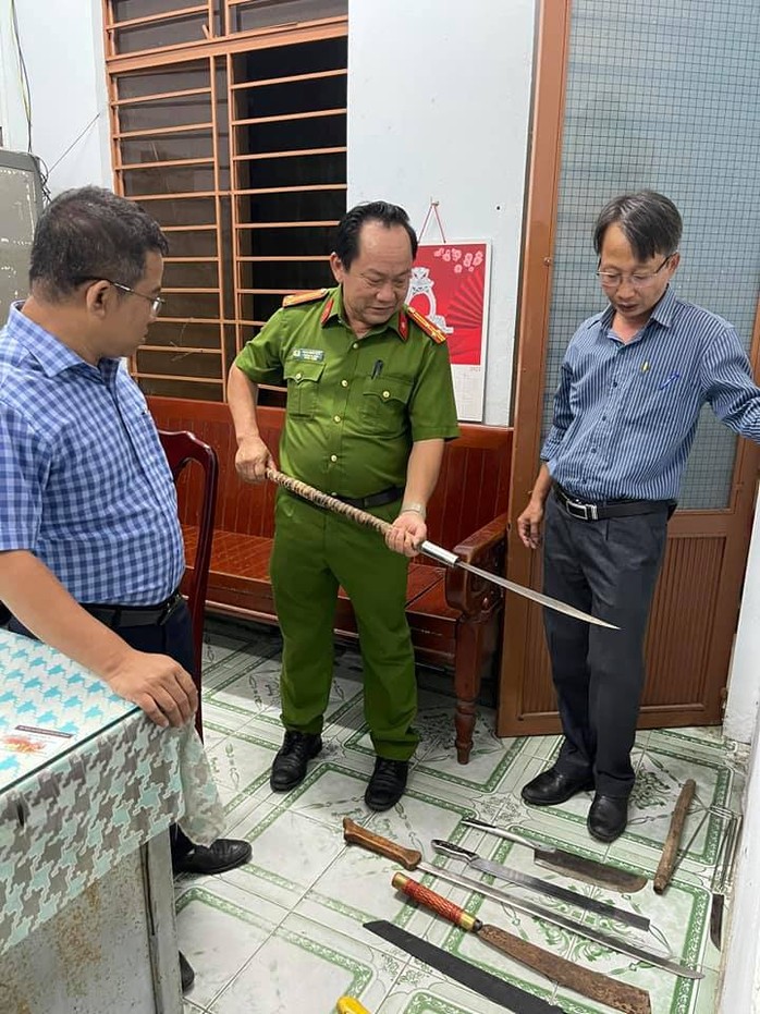 CLIP: Hàng chục thanh niên “dàn trận” chém nhau giữa TP Đà Nẵng - Ảnh 3.