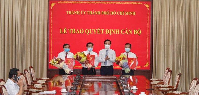 Thành ủy TP HCM trao quyết định nhân sự cho Báo Người Lao Động, Báo Phụ Nữ - Ảnh 1.