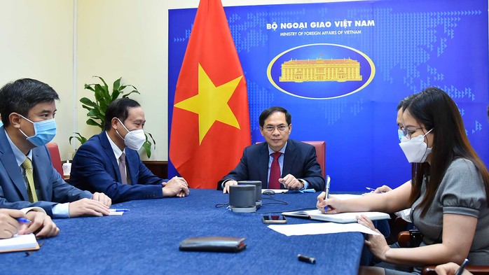 Điện đàm, Bộ trưởng Ngoại giao Việt - Nhật trao đổi về Biển Đông - Ảnh 2.