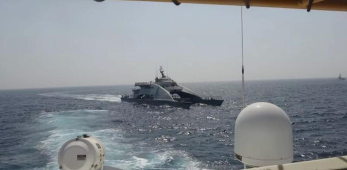 Tàu chiến Iran vây hãm 2 tàu tuần duyên Mỹ ở Vịnh Ba Tư  - Ảnh 1.