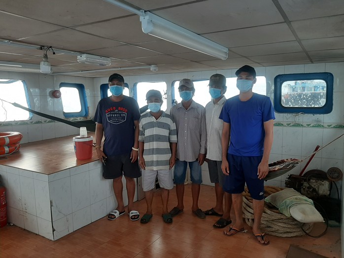 CLIP: Cảnh sát biển ở Phú Quốc bắt giữ 5 người nhập cảnh trái phép từ Campuchia - Ảnh 2.