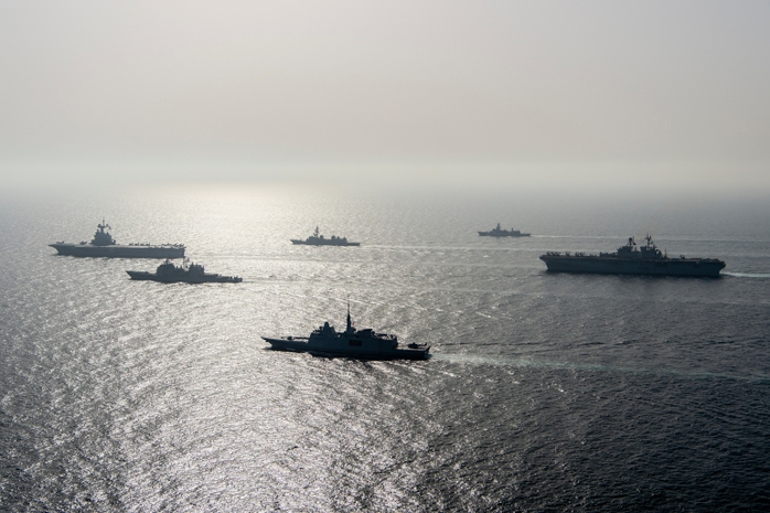 Hải quân Mỹ bắn cảnh cáo tàu Iran khi bị áp sát - Ảnh 1.