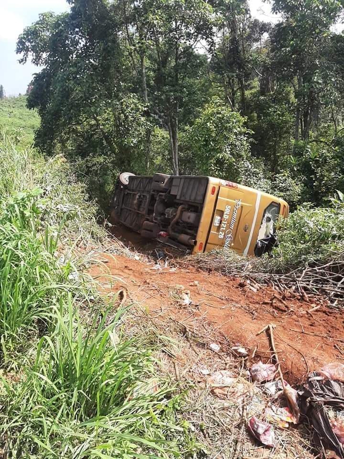 Xe khách lao xuống vực, 22 người thoát nạn - Ảnh 1.