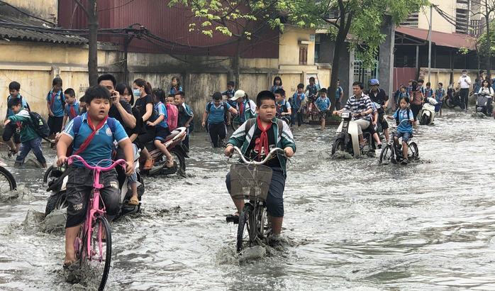 Hơn 1.400 học sinh phải nghỉ học vì doanh nghiệp xả thải tràn vào trường học - Ảnh 1.