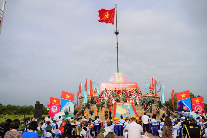 Xúc động Lễ Thượng cờ Thống nhất non sông ở đôi bờ Hiền Lương - Bến Hải - Ảnh 1.