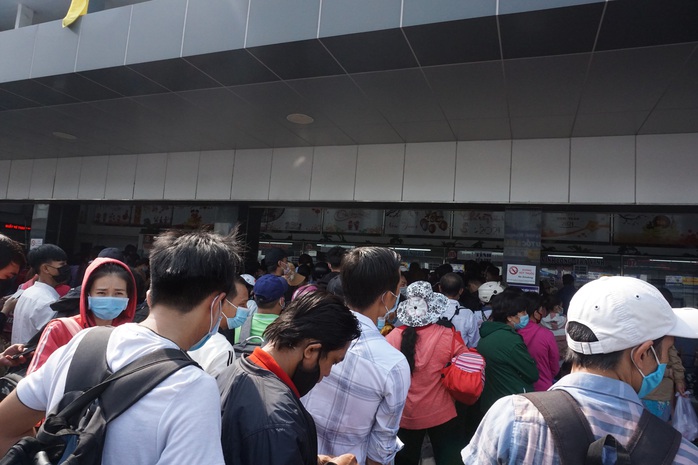 TP HCM: Ngày đầu nghỉ lễ, hàng trăm ngàn lượt khách đổ dồn về các bến xe - Ảnh 3.