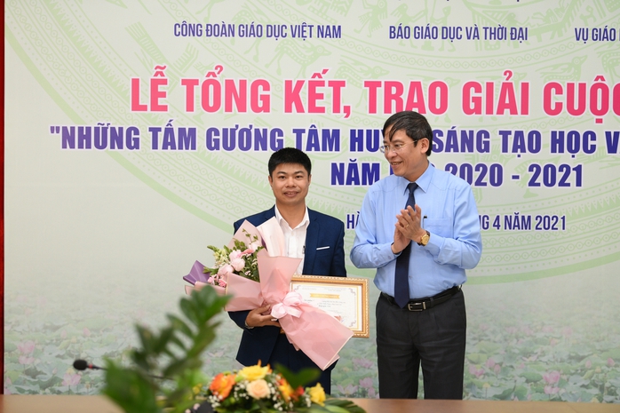 Thầy hiệu trưởng mang lửa ấm cho học sinh vùng cao trở thành nhân vật tiêu biểu - Ảnh 2.