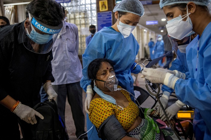 Ấn Độ: Số ca nhiễm lại tăng sốc, người đào mộ chạy đua với thời gian - Ảnh 1.