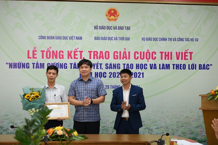 Thầy hiệu trưởng mang lửa ấm cho học sinh vùng cao trở thành nhân vật tiêu biểu - Ảnh 1.