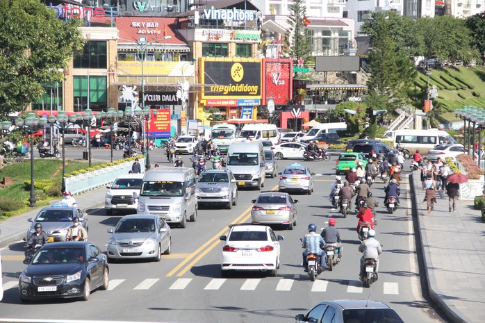 Mất 20 giờ chưa tới Đà Lạt do kẹt xe kinh hoàng ở đèo Bảo Lộc, Quốc lộ 20 - Ảnh 6.