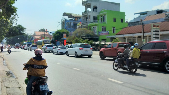 Mất 20 giờ chưa tới Đà Lạt do kẹt xe kinh hoàng ở đèo Bảo Lộc, Quốc lộ 20 - Ảnh 3.