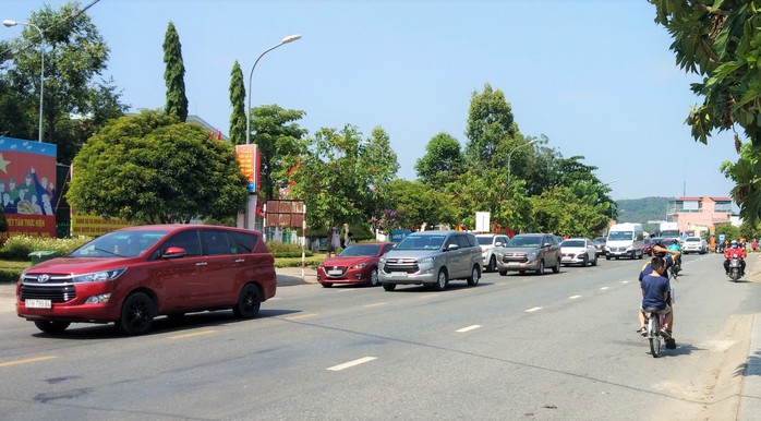 Mất 20 giờ chưa tới Đà Lạt do kẹt xe kinh hoàng ở đèo Bảo Lộc, Quốc lộ 20 - Ảnh 4.