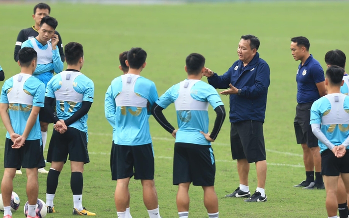 HLV Hoàng Văn Phúc nói gì trong ngày đầu ngồi “ghế nóng” dẫn dắt Hà Nội FC? - Ảnh 3.