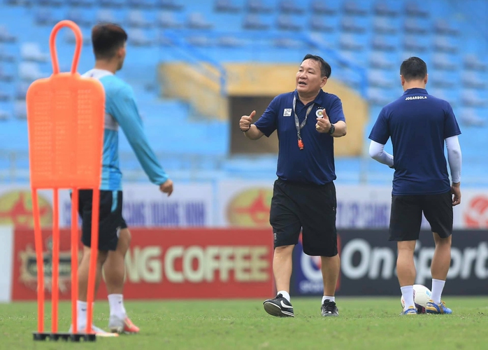 HLV Hoàng Văn Phúc nói gì trong ngày đầu ngồi “ghế nóng” dẫn dắt Hà Nội FC? - Ảnh 4.