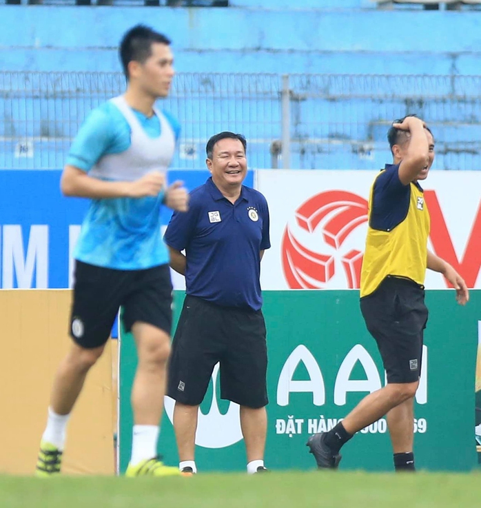 HLV Hoàng Văn Phúc nói gì trong ngày đầu ngồi “ghế nóng” dẫn dắt Hà Nội FC? - Ảnh 5.