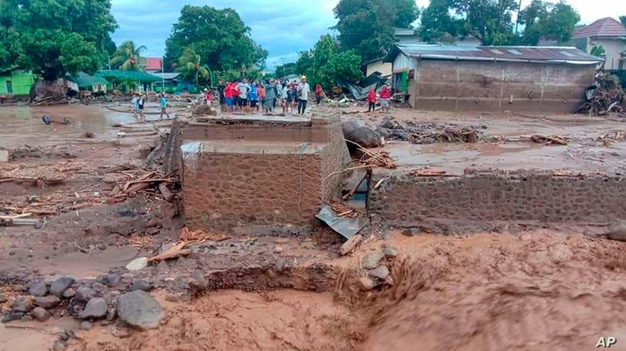 Lũ quét, sạt lở kinh hoàng khiến hàng chục người chết ở Indonesia, Đông Timor - Ảnh 2.