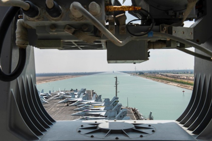 Nhóm tàu sân bay Mỹ lần đầu qua kênh đào Suez sau giải tỏa - Ảnh 1.