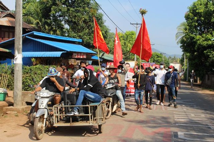 Quân đội Myanmar bắn người biểu tình, 1 nhà máy bị đốt - Ảnh 1.