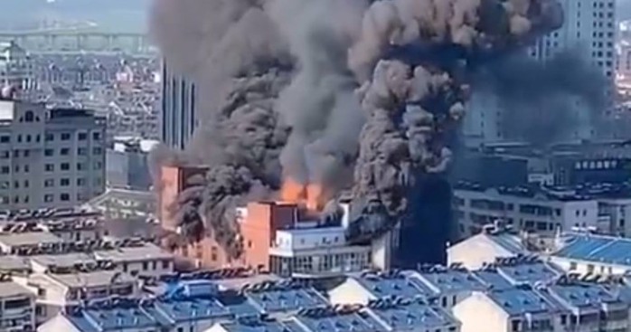 Cháy trung tâm thương mại Trung Quốc, 4 người thiệt mạng - Ảnh 2.