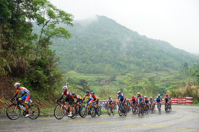 Vượt sương mù dày đặt, Loic Desriac đánh bại Nguyễn Tấn Hoài tại Lạng Sơn - Ảnh 2.